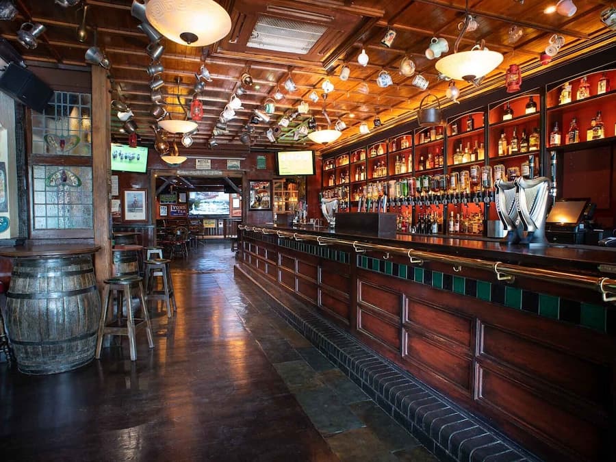 Serves breakfast, lunch, and dinner