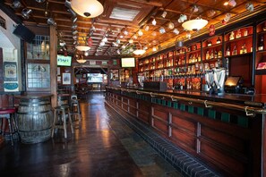 Serverer frokost, lunsj og middag