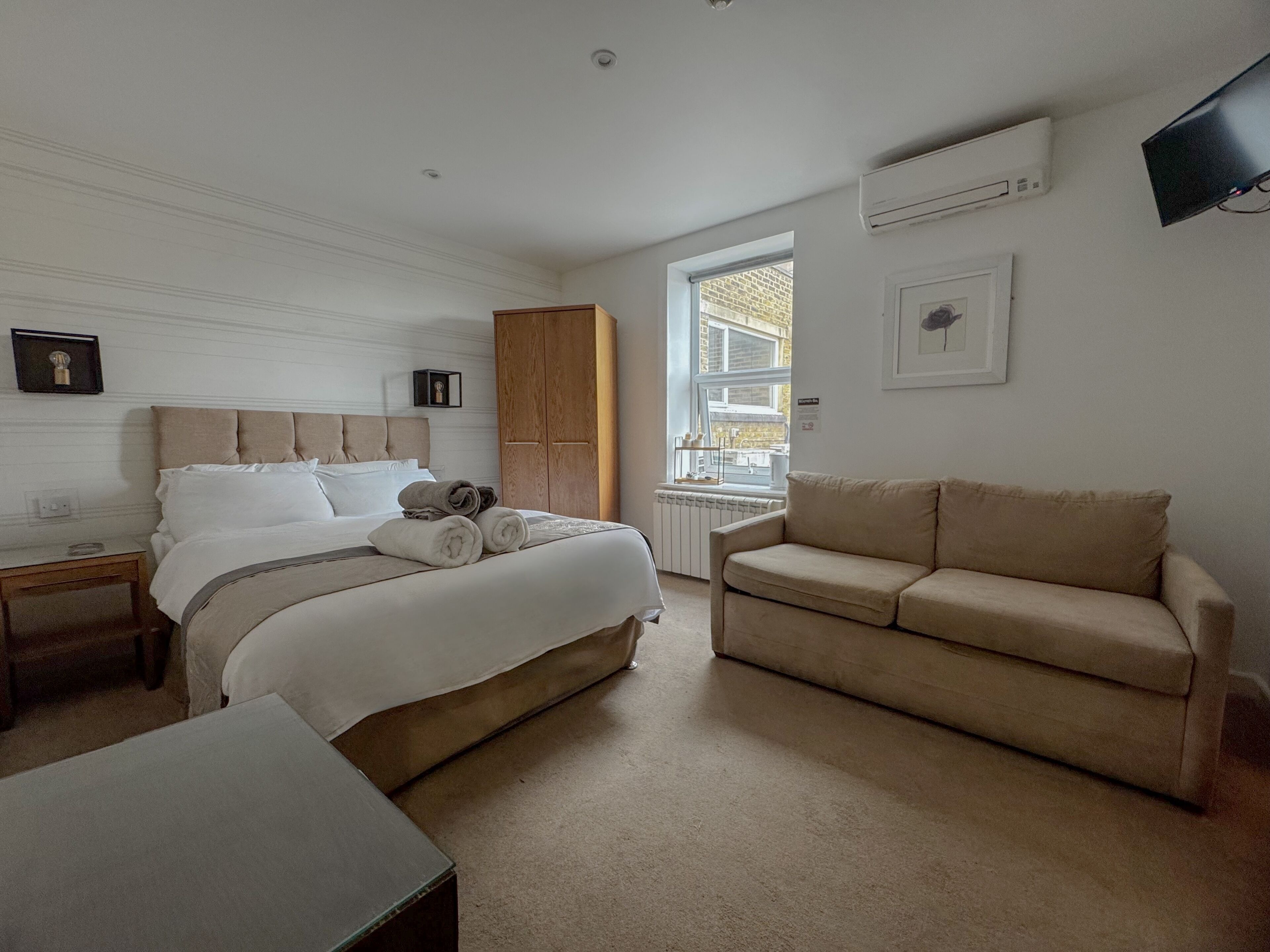 Habitación familiar | Cortinas opacas, wifi gratis, ropa de cama