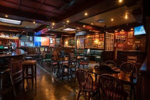 Serves breakfast, lunch and dinner - McCafferty’s Guesthouse (Ilford)