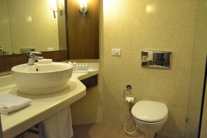 Deluxe Double Room, 1 Bedroom, Non Smoking | Bathroom | Shower, free toiletries, slippers
