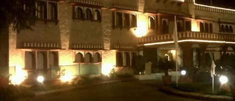 Fachada da propriedade à noite