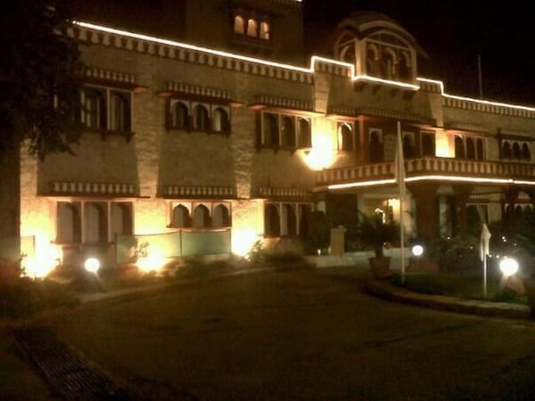 Fachada da propriedade à noite