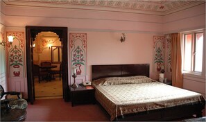 Escrivaninha, cortinas blackout, camas extras/dobráveis (sobretaxa)