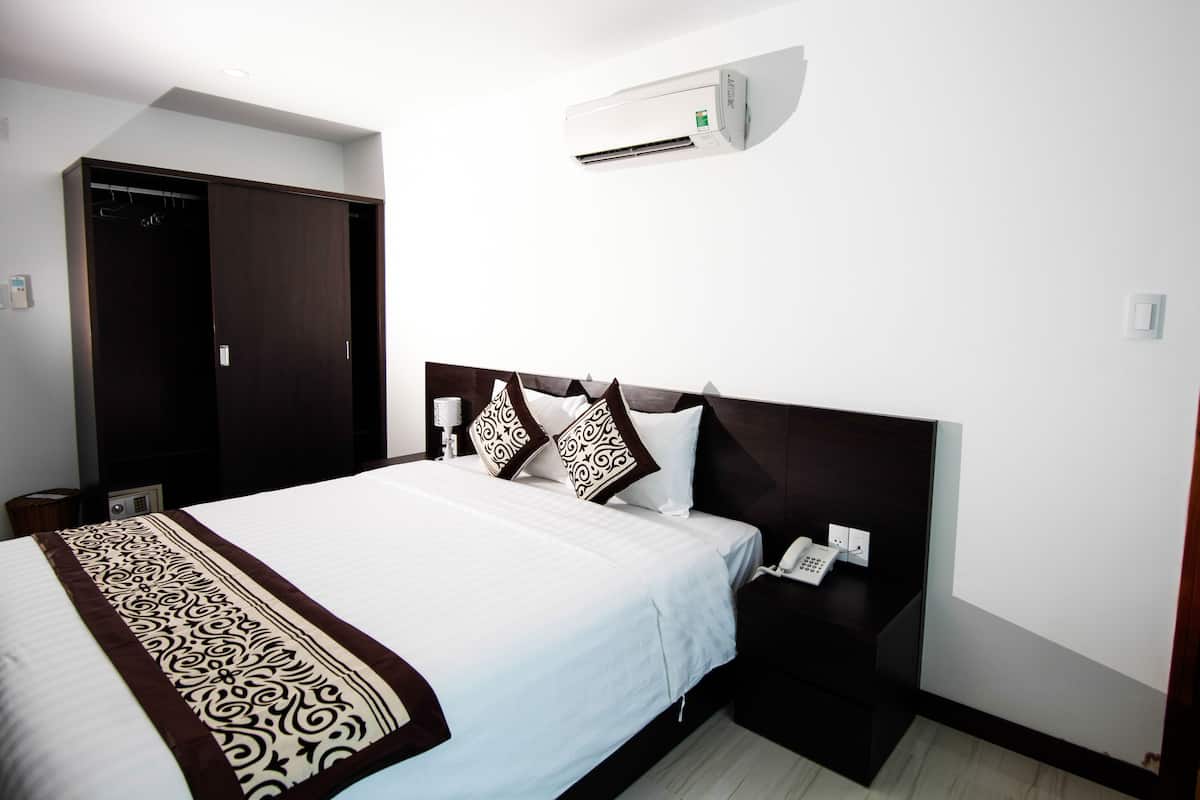 Standaard kamer, 1 twee- of 2 eenpersoonsbedden, uitzicht op stad | Een minibar, een kluis op de kamer, gratis wifi