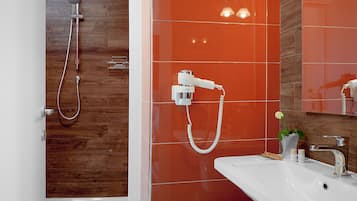 Douche, articles de toilette gratuits, sĂšche-cheveux