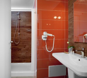 Buồng tắm vòi sen, đồ dùng nhà tắm miễn phí, máy sấy tóc 