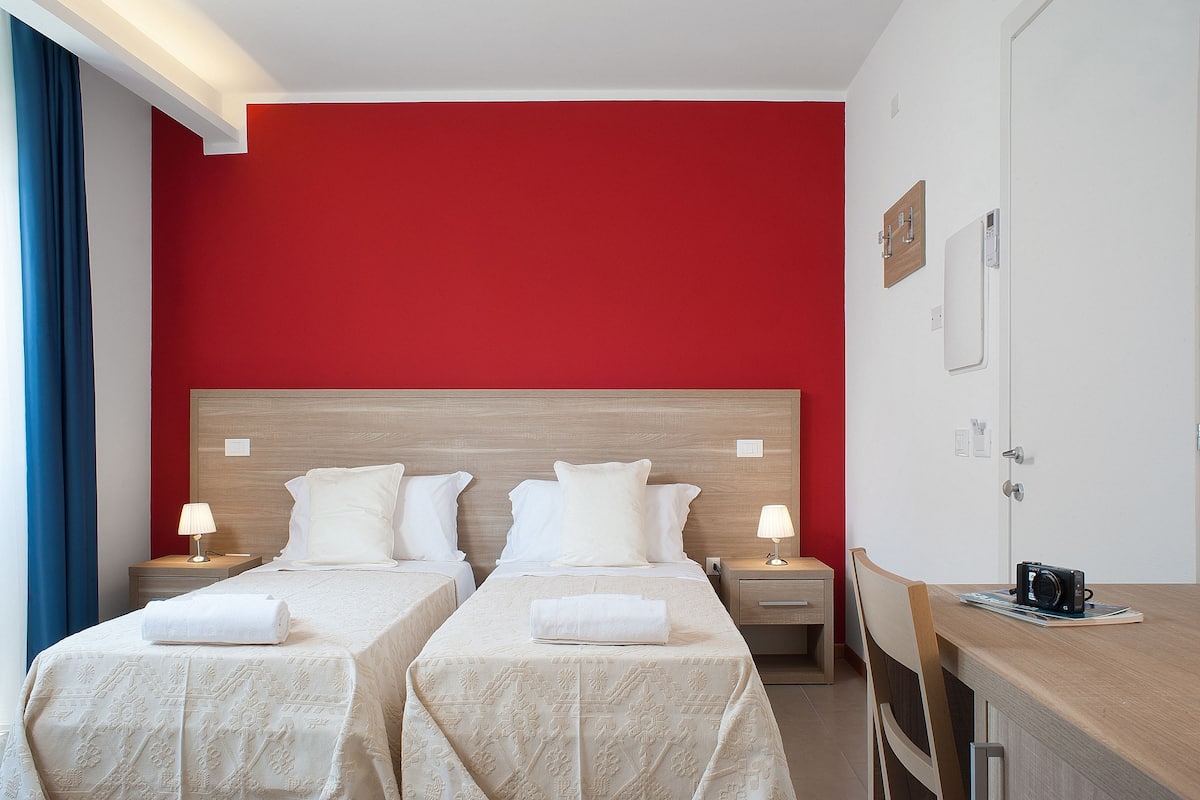 Minibar, coffres-forts dans les chambres, bureau, rideaux occultants