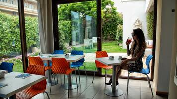Apartment, 1 Bedroom, Annex Building | Breakfast area | Daily continental breakfast for a fee