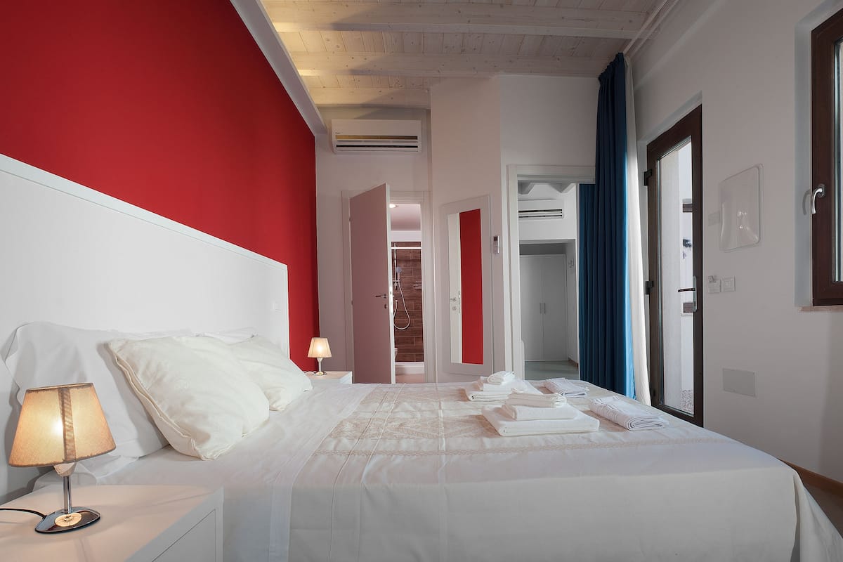 Minibar, in-room safe, desk, blackout curtains