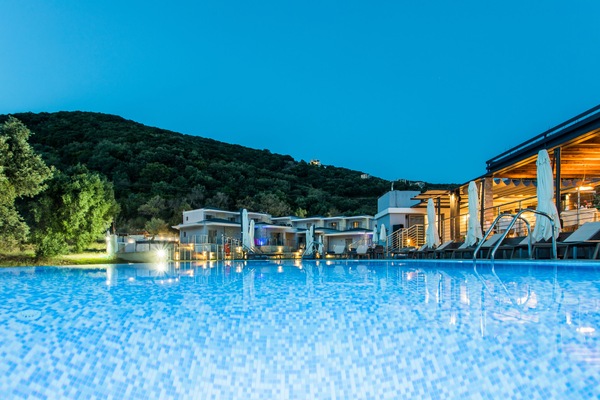 2 outdoor pools, sun loungers