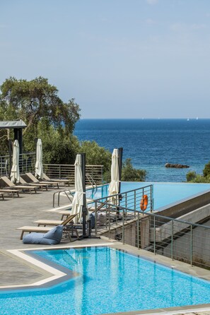 2 piscines extérieures, chaises longues