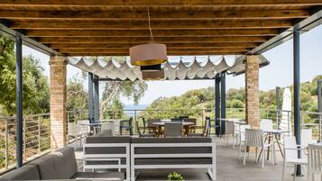 Bar junto a la alberca