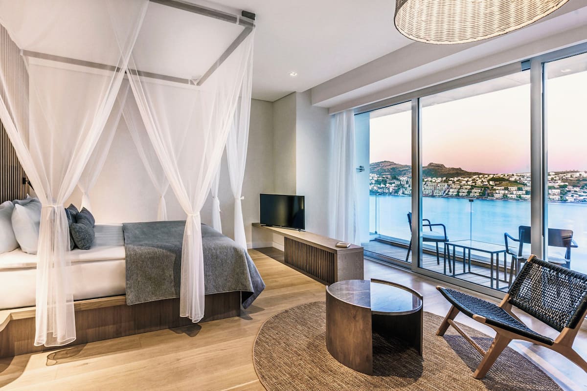 Deluxe Sea View Room with Balcony | 4 slaapkamers, luxe beddengoed, een minibar, een kluis op de kamer