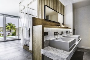 Exclusieve suite, 1 slaapkamer, privézwembad, uitzicht op zee | Badkamer | Een douche, een regendouche, designer toiletartikelen, een haardroger
