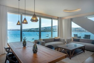 全景套房, 1 张双人床, 海景 | 高档床上用品、迷你吧、客房内保险箱、办公桌