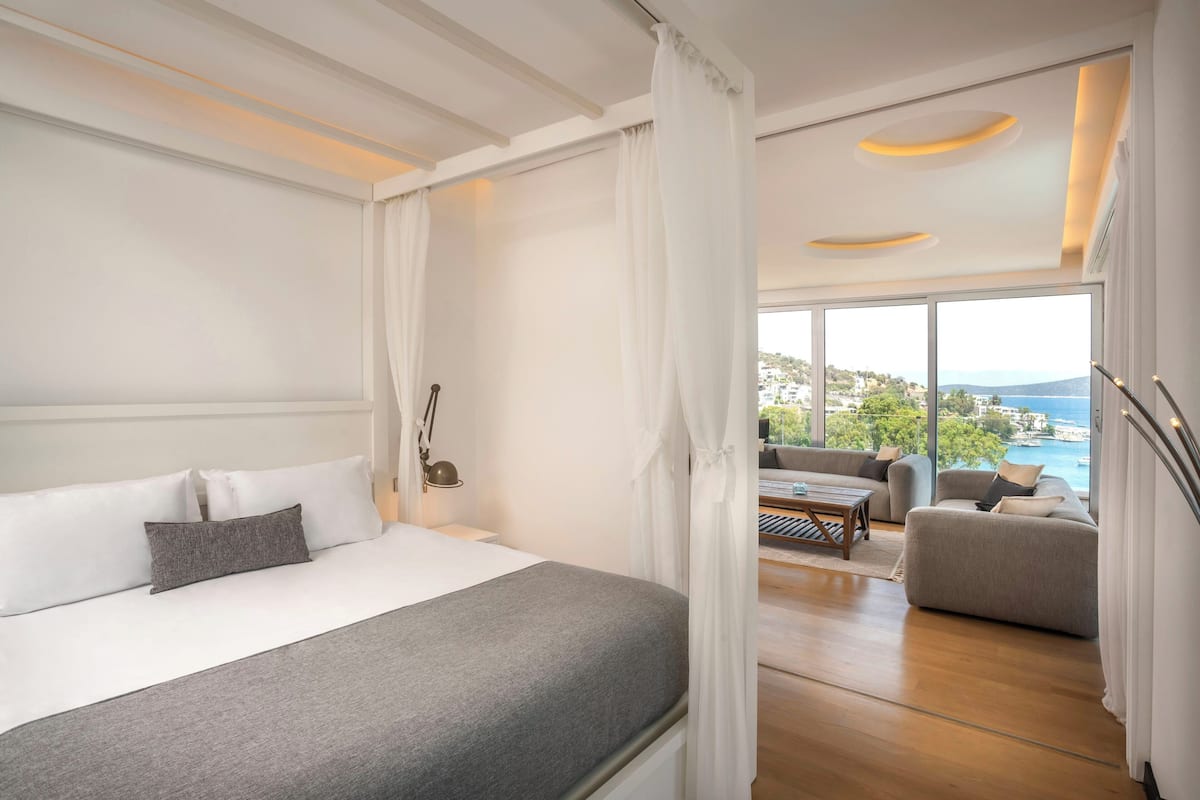 Panorama suite, 1 tweepersoonsbed, uitzicht op zee | 4 slaapkamers, luxe beddengoed, een minibar, een kluis op de kamer