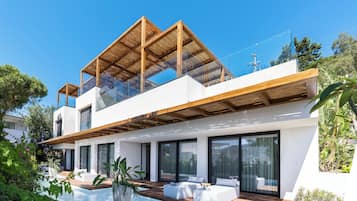 Luxury-Villa, 4 Schlafzimmer, eigener Pool | Hochwertige Bettwaren, Minibar, Zimmersafe, Schreibtisch