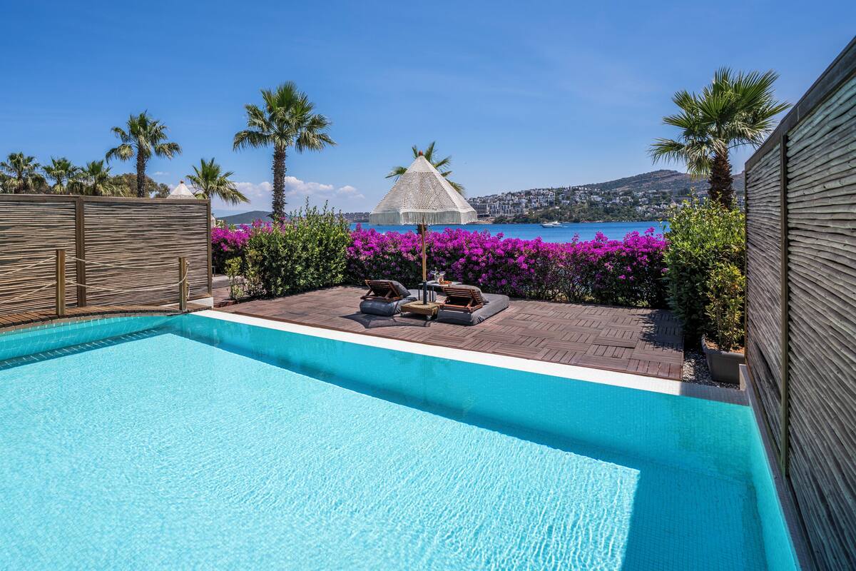 4 عدّة غرف نوم وأغطية فراش متميزة وميني بار وخزنة داخل الغرفة