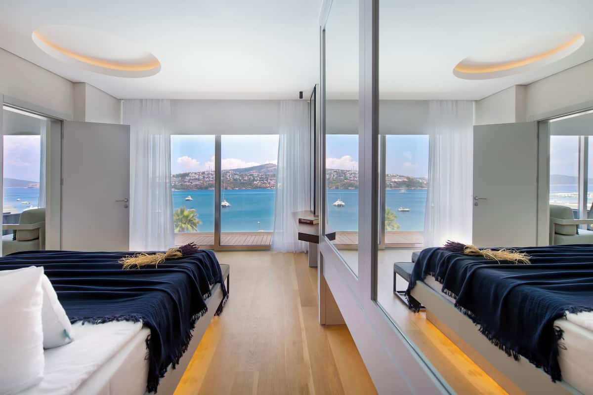 Deluxe King Room with Sea View | 4 slaapkamers, luxe beddengoed, een minibar, een kluis op de kamer