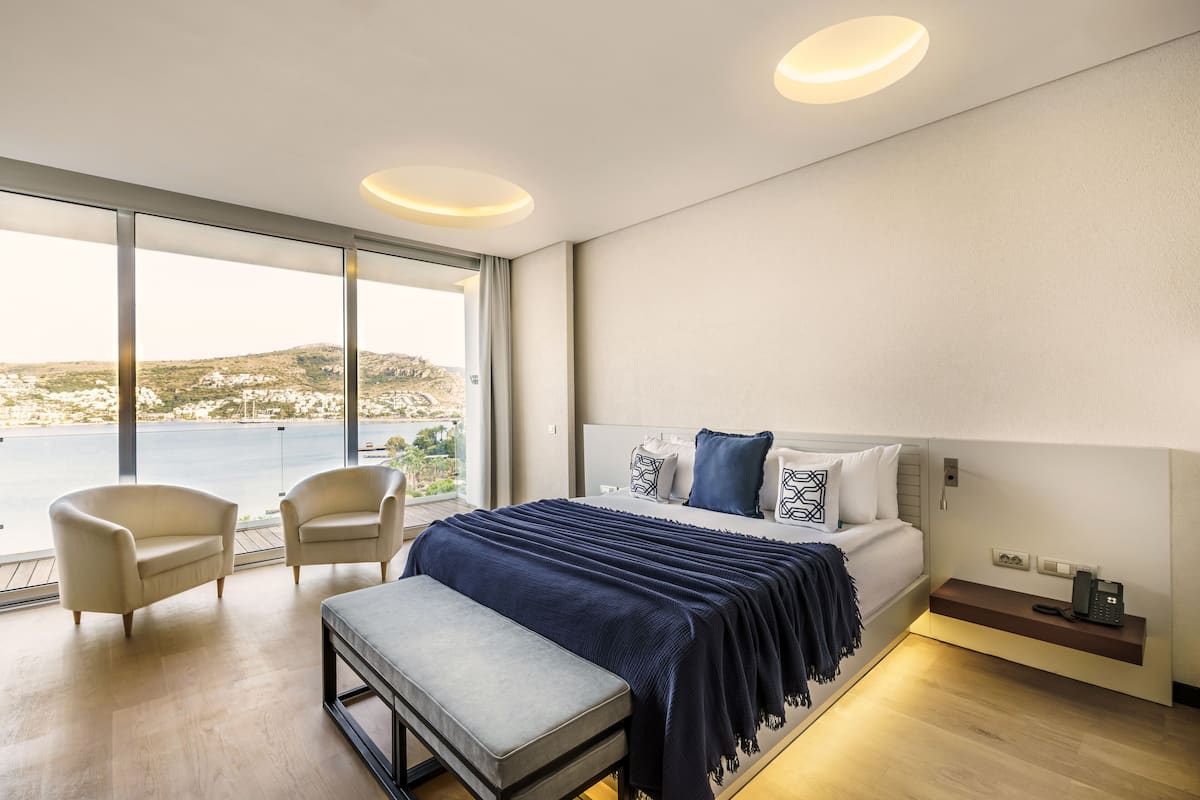 Suite, 2 slaapkamers, uitzicht op zee | 4 slaapkamers, luxe beddengoed, een minibar, een kluis op de kamer