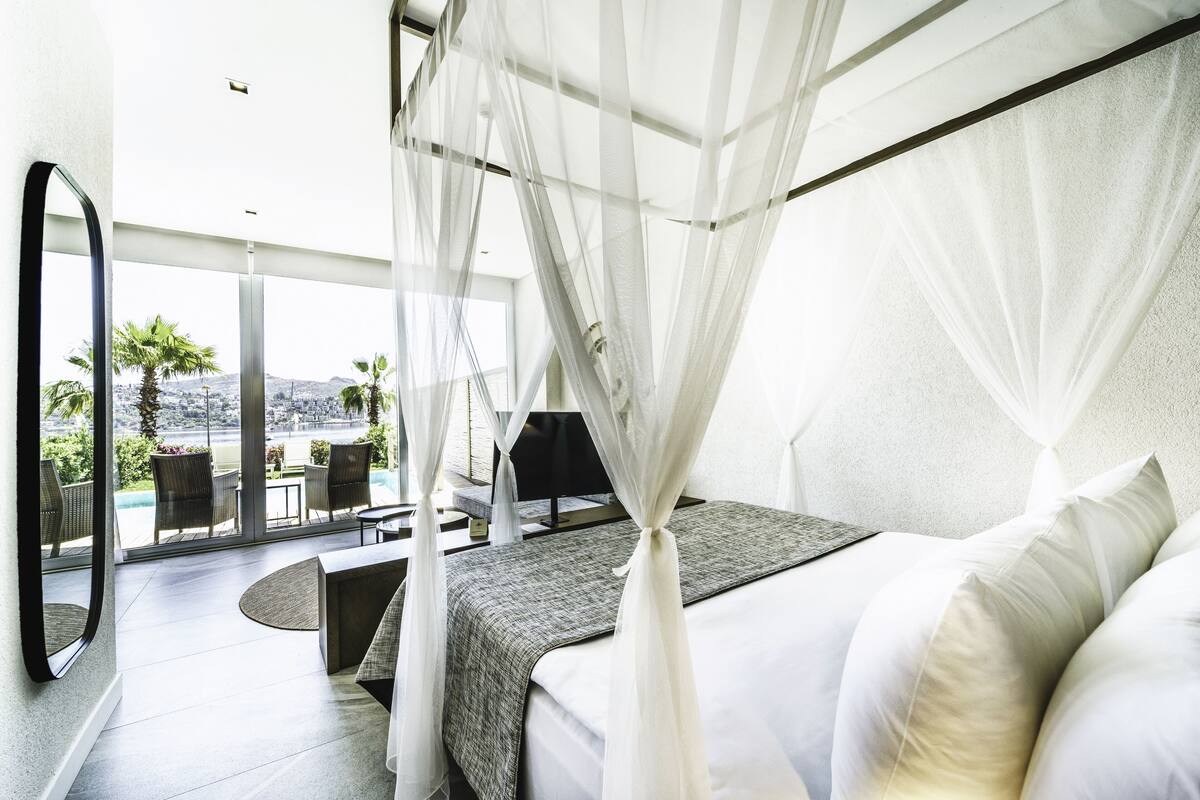 Exclusive Suite, 2 Bedrooms, Private Pool, Sea View | Premium bedding, minibar, in-room safe, desk