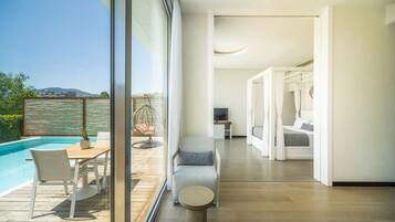 Junior Suite Partial Sea View with Pool | 4 dormitorios, ropa de cama de alta calidad, minibar y caja fuerte