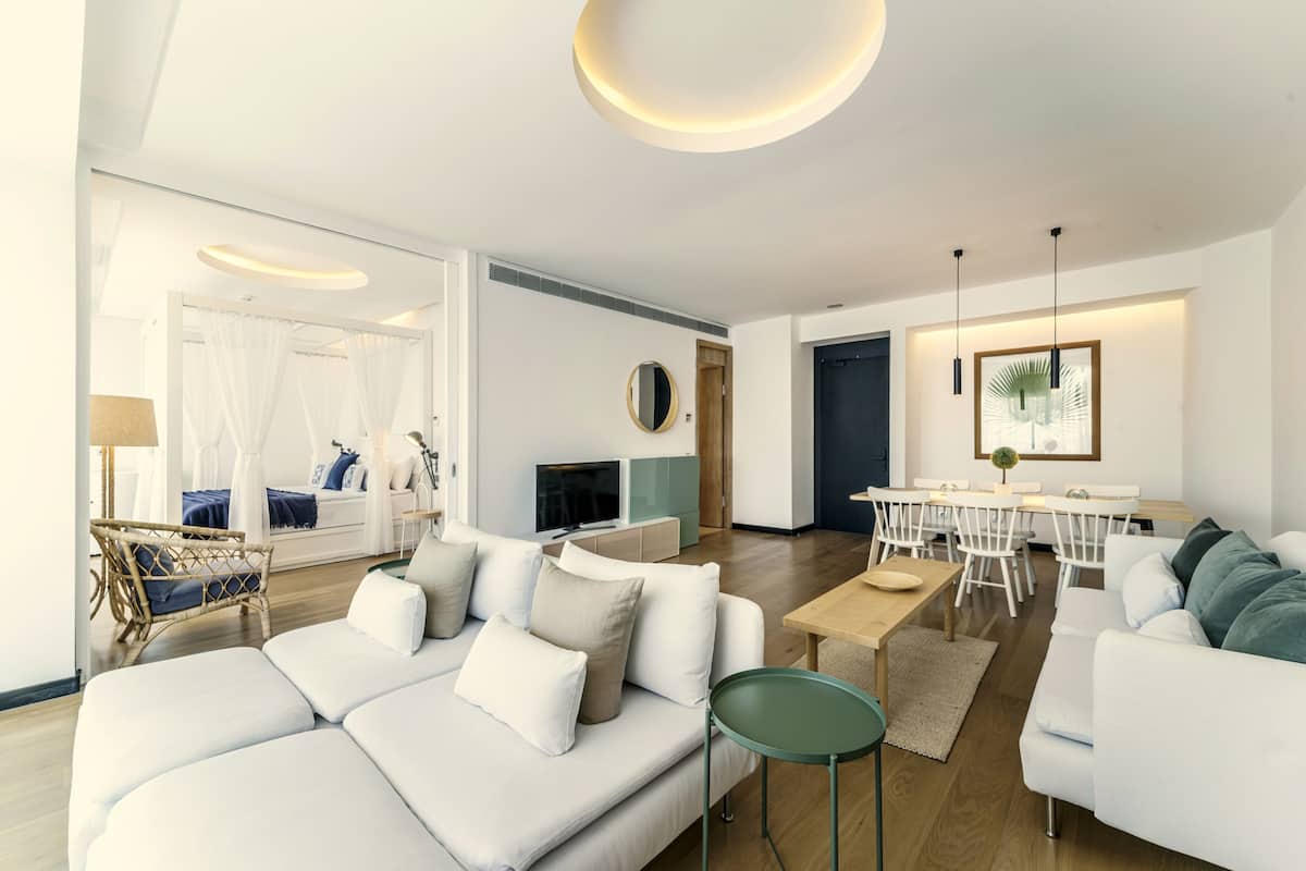 Grand suite, 1 kingsize bed, uitzicht op zee | Woonruimte | Een 42-inch lcd-televisie met satellietzenders en een televisie