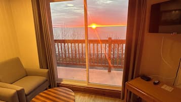 Premium Room, 1 Queen Bed, Kitchenette | Desk, soundproofing, rollaway beds, free WiFi