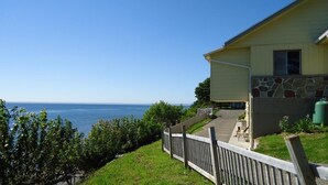 A house with a stone facade and a view of the sea. - Motel Carleton sur mer (Carleton-sur-Mer)