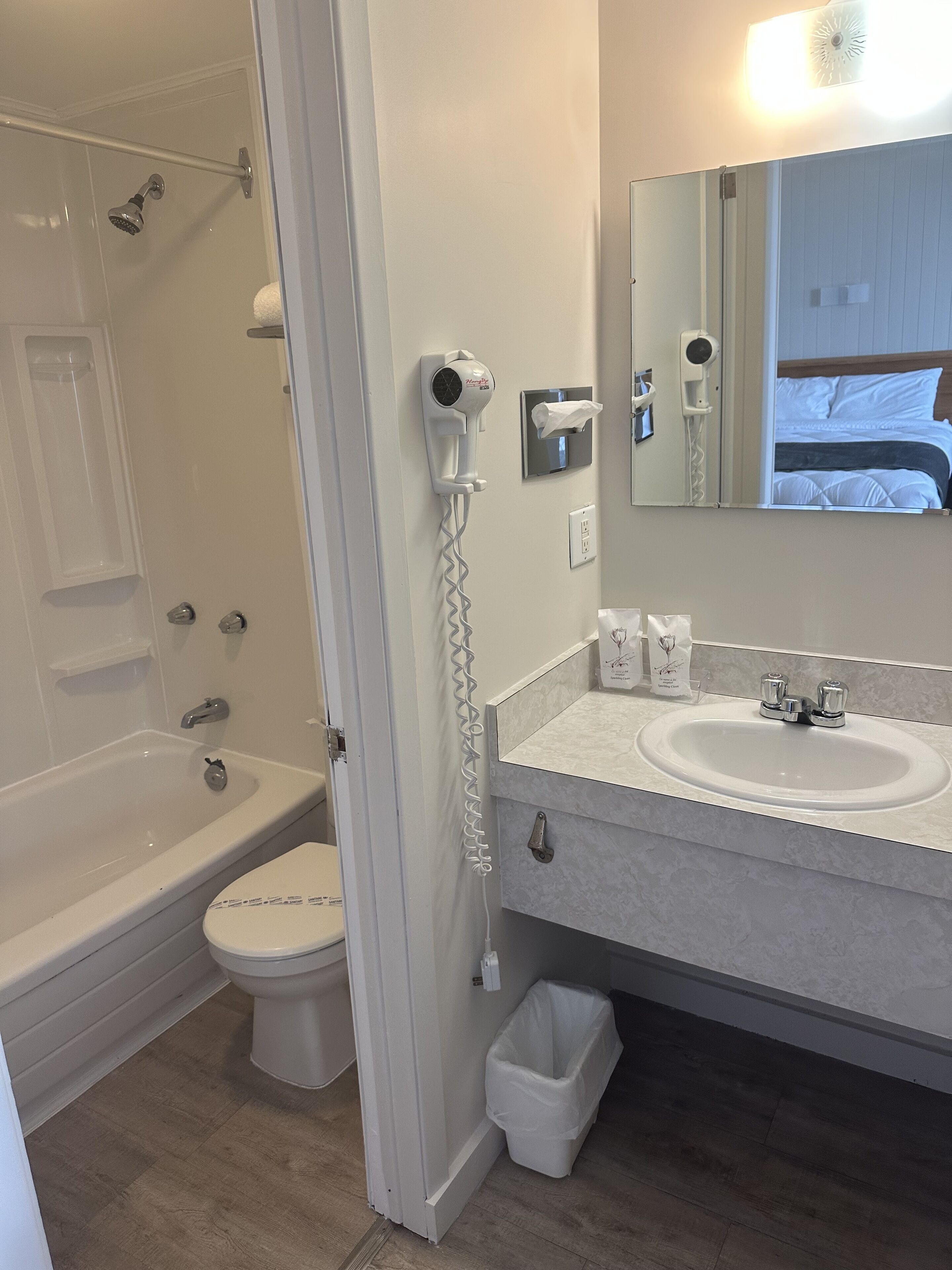 Une salle de bain avec une baignoire, des toilettes et un lavabo.