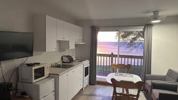 Chambre Prestige, 1 grand lit, cuisinette | Bureau, système d’insonorisation, lit d’appoint (supplément)