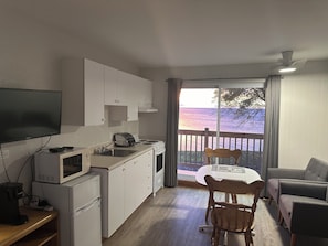 Premium Room, 1 Queen Bed, Kitchenette | Desk, soundproofing, rollaway beds, free WiFi