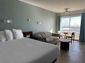 Premium Room, 1 Queen Bed, Kitchenette | Desk, soundproofing, rollaway beds, free WiFi - Motel Carleton sur mer (Carleton-sur-Mer)