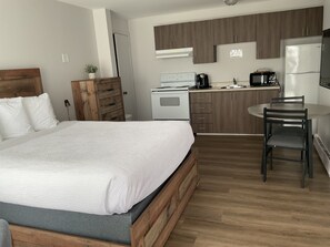 Premium Room, 1 Queen Bed, Kitchenette | Desk, soundproofing, rollaway beds, free WiFi - Motel Carleton sur mer (Carleton-sur-Mer)