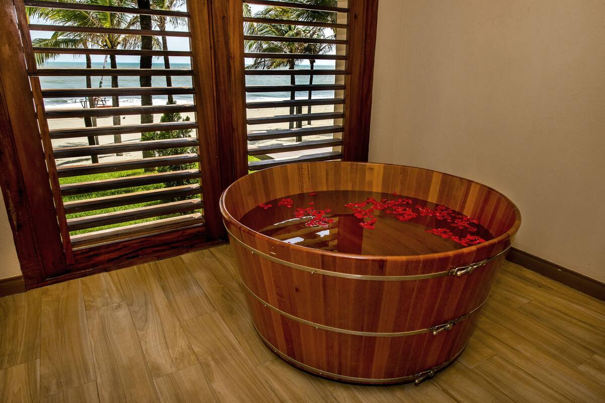 sauna, hot tub, steam room, turkish bath/hammam, body treatments