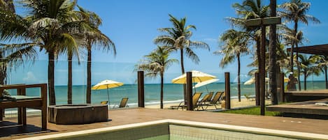 Aan het strand, ligstoelen aan het strand, parasols, strandlakens