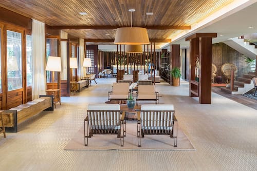 Lobby lounge