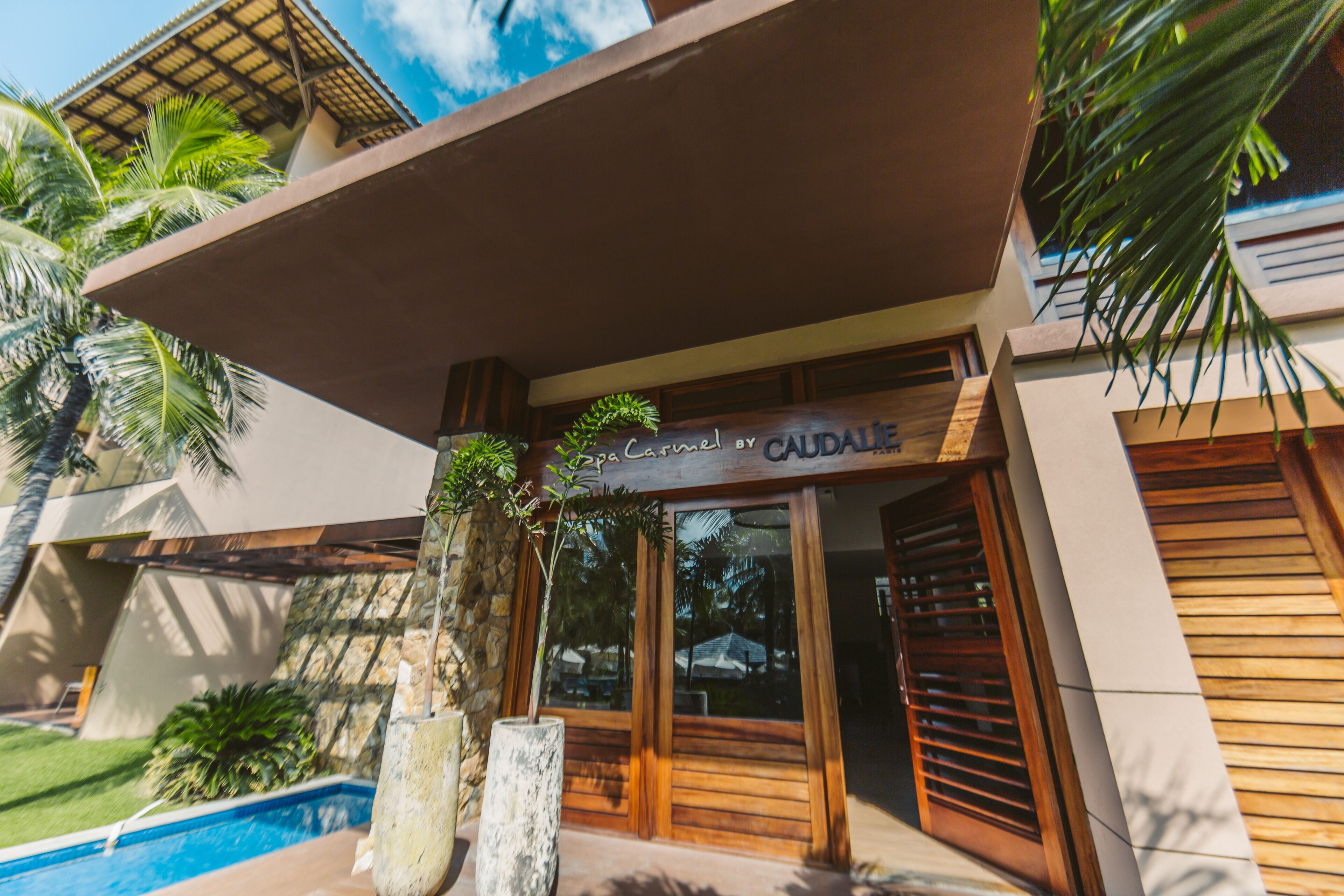 A modern building with a sign reading "Casa Caldaie."