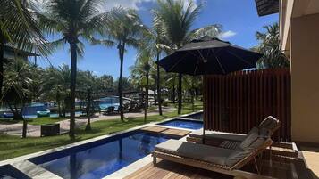 Habitación Premium, vistas a la piscina | Ropa de cama de alta calidad, minibar, caja fuerte