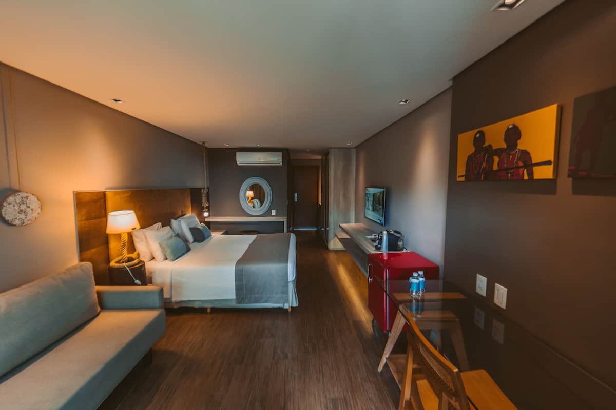 premium room | 1 bedroom, premium bedding, minibar, in-room safe