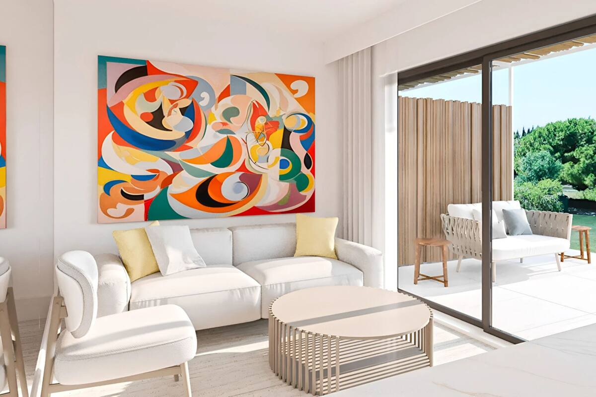 Un salon moderne avec un canapé blanc, une table basse ronde et un grand tableau abstrait accroché au mur.