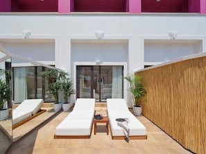 Deluxe Large Room | Terrace/patio