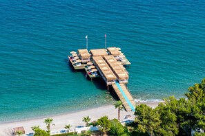 Privat strand, solstolar, parasoller och strandhanddukar