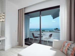 Deluxe Room, Sea View | 1 bedroom, free minibar items, in-room safe, desk
