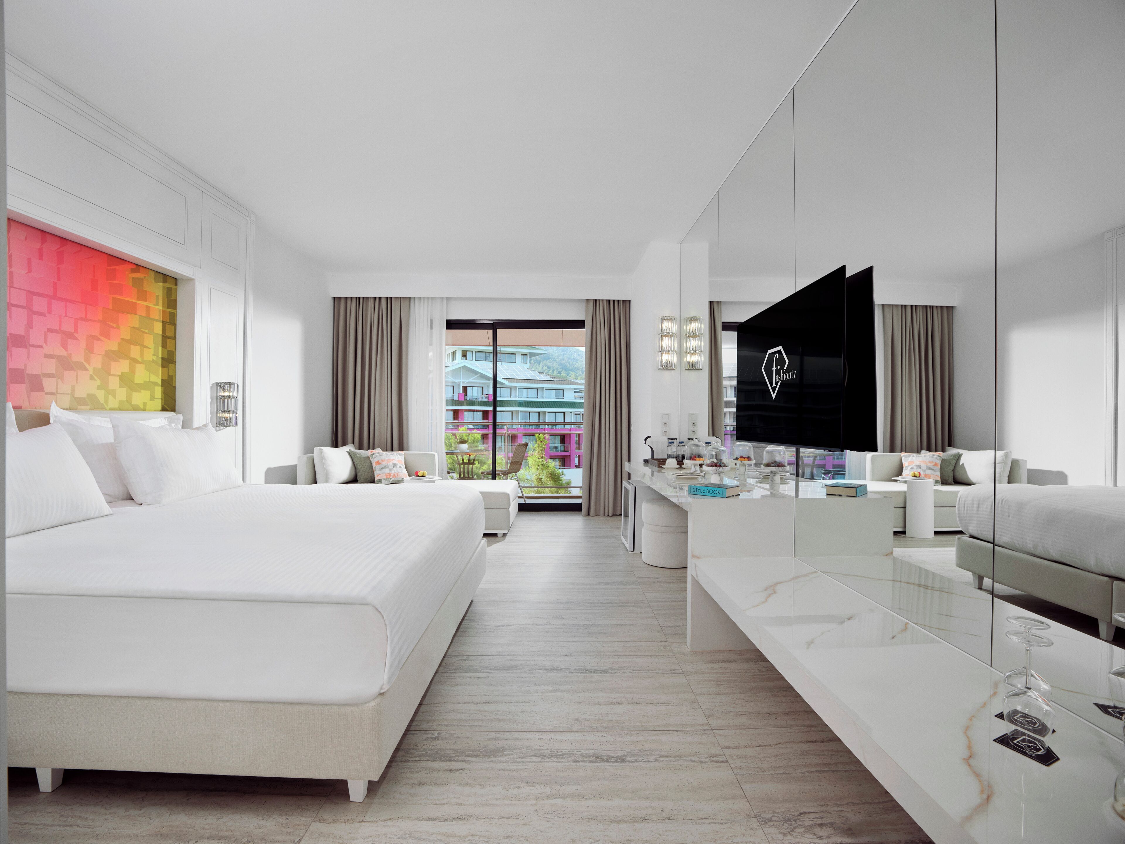 Pearl Room Land View | 高档床上用品、免费迷你吧物品、客房内保险箱、办公桌