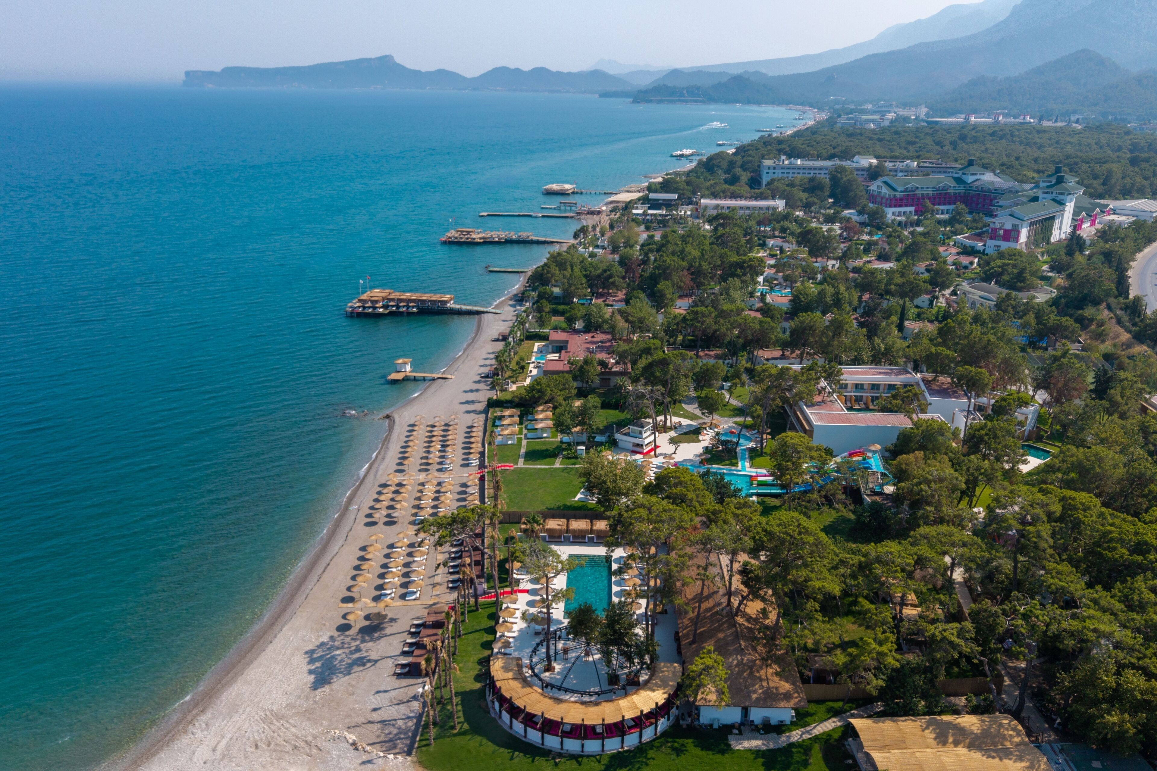 プライベートビーチ、サンラウンジャー、ビーチパラソル、ビーチタオル