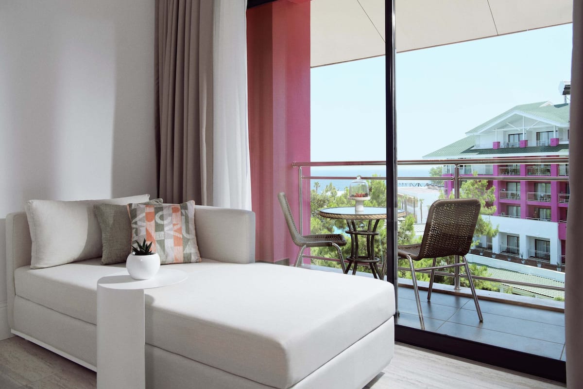 1 habitación y artículos del minibar gratis