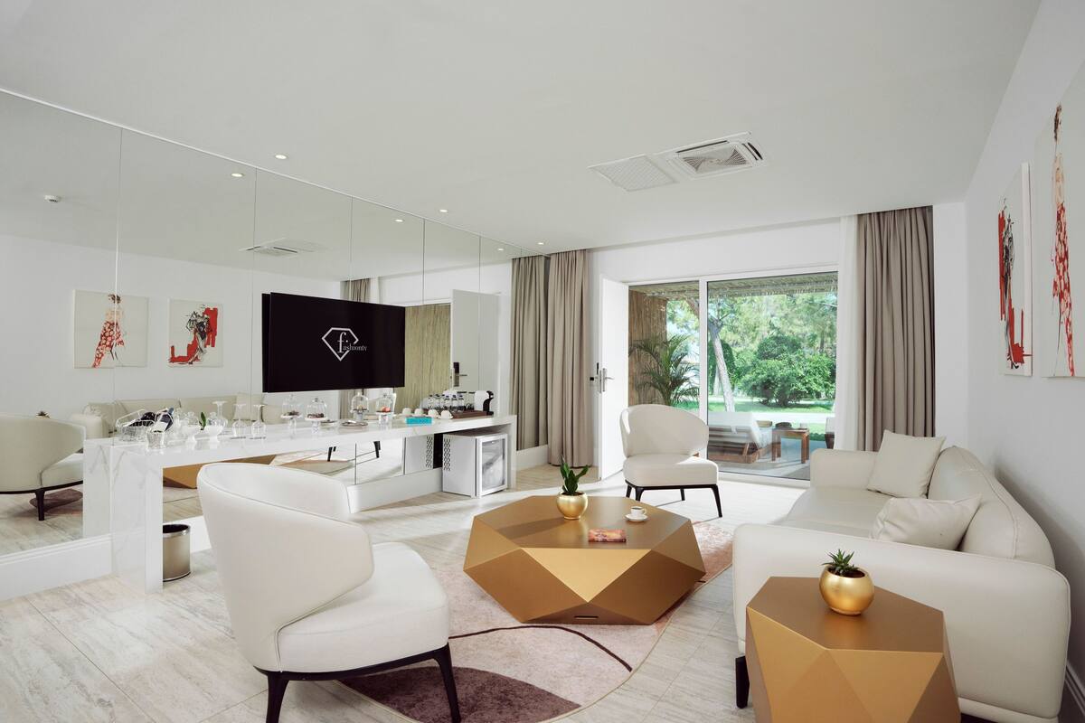 Aphel Duplex Suite | Free minibar items, in-room safe, desk, laptop workspace