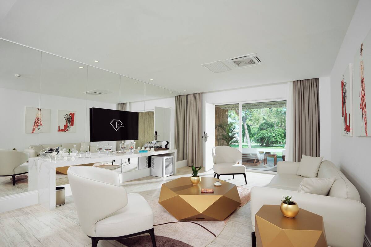 Un salon moderne avec un canapé, une table basse et un téléviseur fixé au mur.